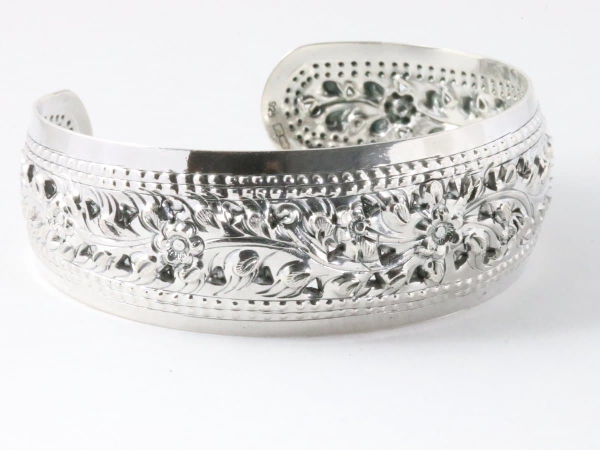 Jouw elegante zilveren bloemenarmband